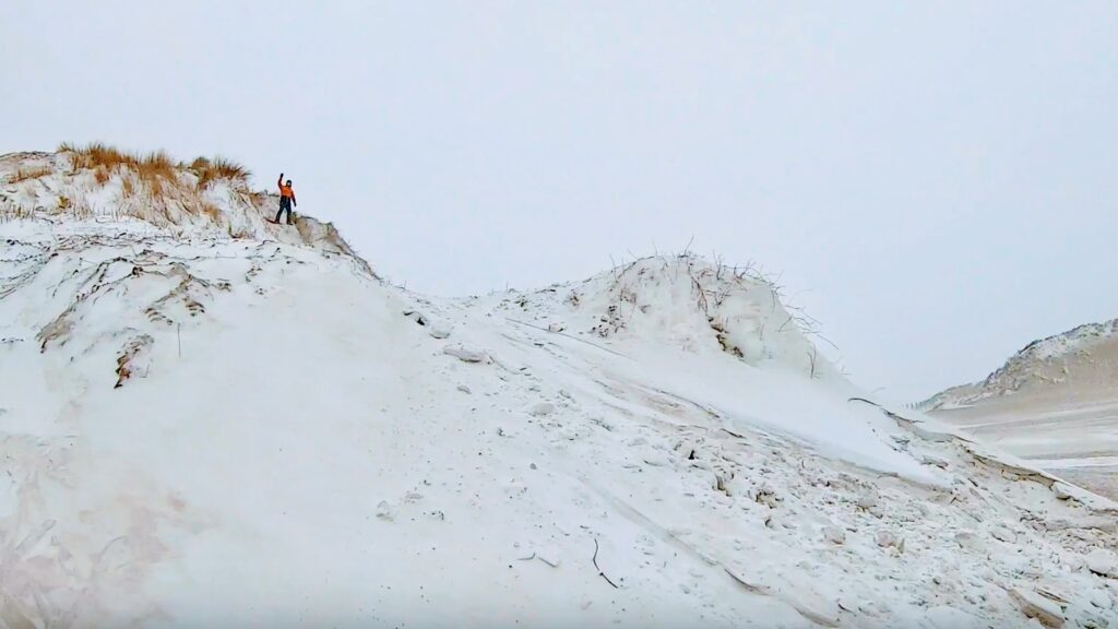 Snowboarden vanaf de top van de duinen