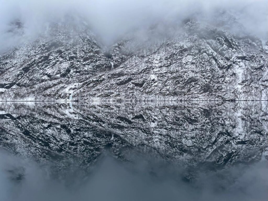 Spiegels in de mitige fjorden