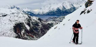 Lofoten: alsof de toppen van de Alpen boven de oceaan uitstijgen splitboarden omhoog lofoten