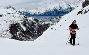 Lofoten: alsof de toppen van de Alpen boven de oceaan uitstijgen splitboarden omhoog lofoten