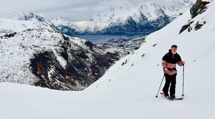 Lofoten: alsof de toppen van de Alpen boven de oceaan uitstijgen splitboarden omhoog lofoten