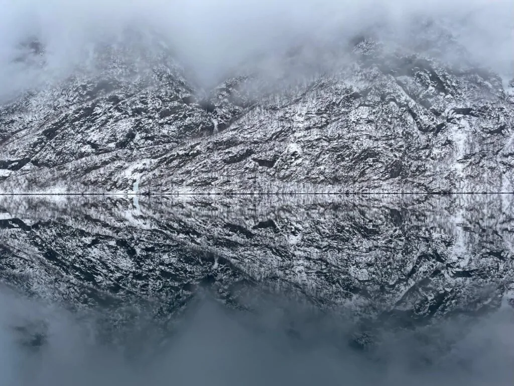 Spiegels in de mitige fjorden