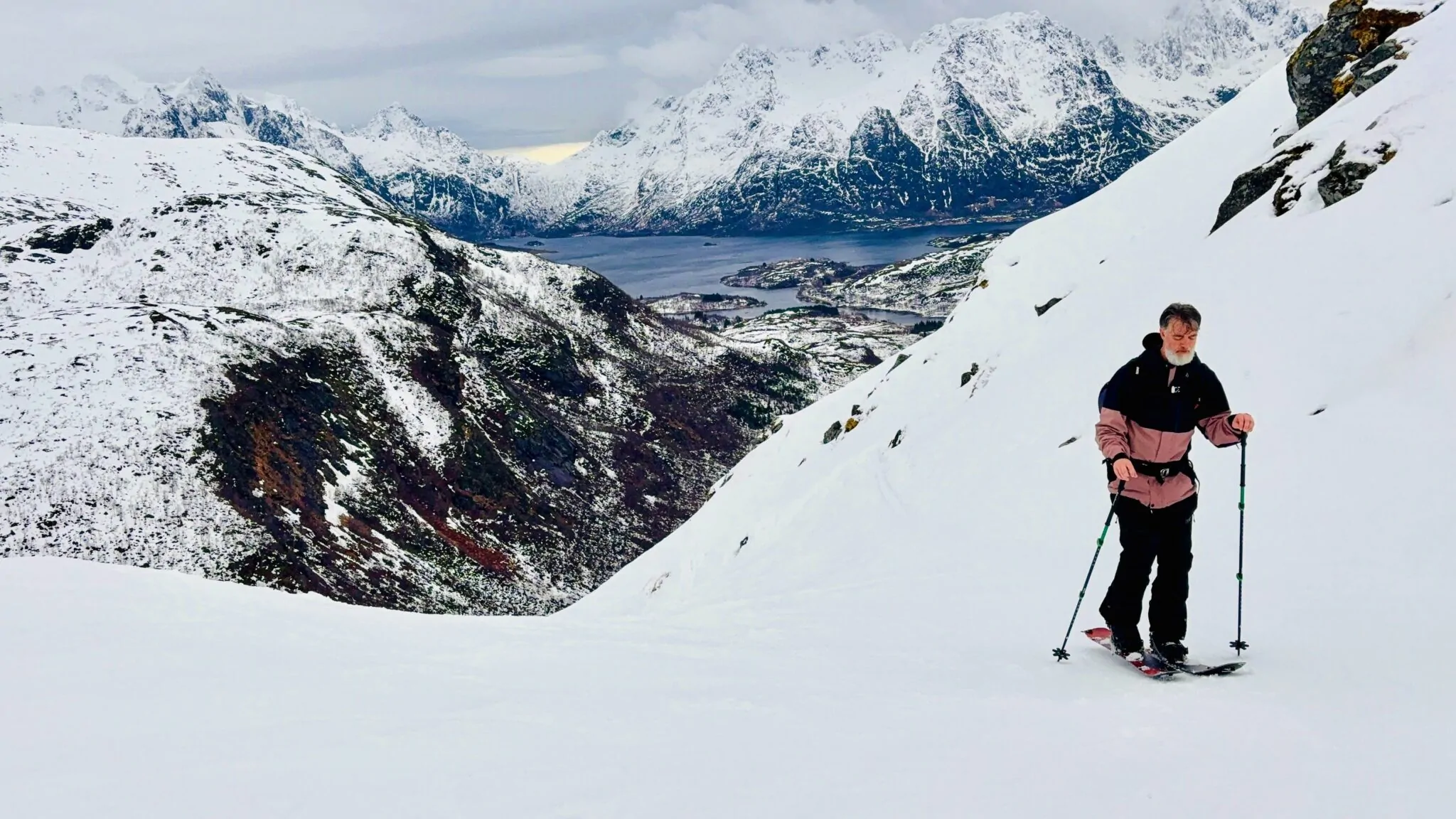 Lofoten alpen en oceaan